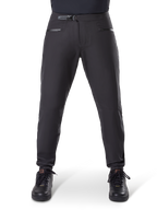 Pantalon imperméable Alpinestars A-Dura, noir, pantalon de VTT doté d'une fermeture à cliquet à la taille et de poches zippées, vue de face sur modèle avec chaussures noires, équipement imperméable durable pour le VTT