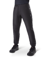 Pantalon imperméable Alpinestars A-Dura, pantalon de cyclisme VTT, noir, avec fermeture à cliquet à la taille, poches zippées et logo Astars blanc sur la cuisse, présenté porté avec des chaussures de vélo noires pour le trail par tous les temps