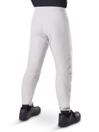 Pantalon imperméable Alpinestars A-Dura, pantalon de cyclisme VTT, gris titane, vue arrière montrant les jambes fuselées et les poignets élastiqués, porté avec des chaussures noires, équipement technique imperméable pour le VTT