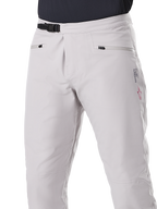 Alpinestars A-Dura Waterproof Pants, pantalon de VTT, gris titane, vue de face montrant la fermeture à cliquet noire à la taille et les poches mains zippées, construction imperméable durable pour le vélo de montagne