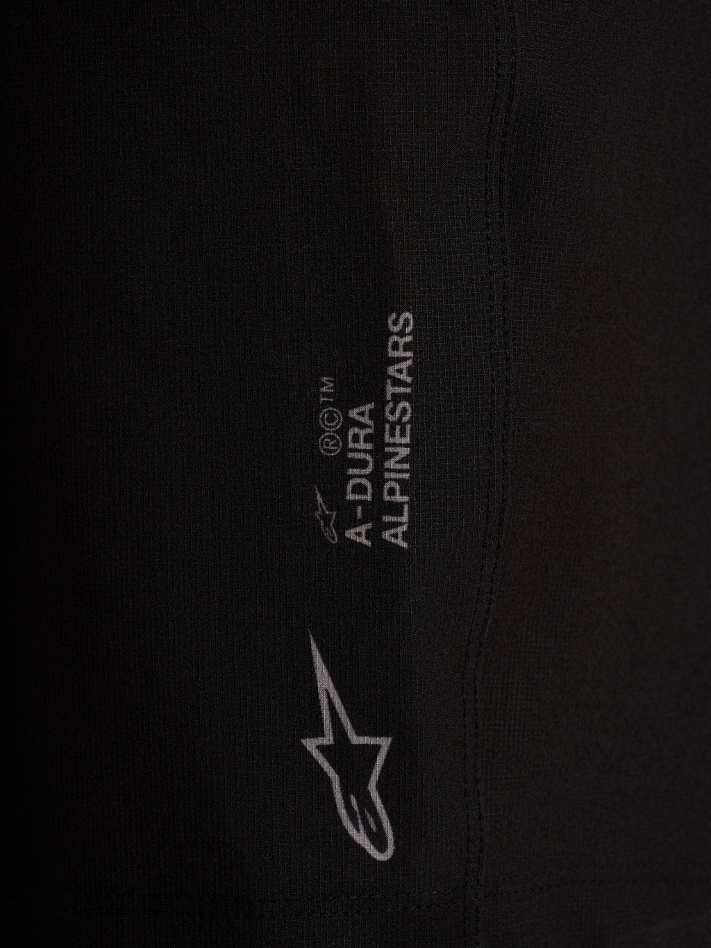 Zwarte A-Dura Ride Liner Shorts, detail van Alpinestars-branding en logo op technische 4-way stretchstof.