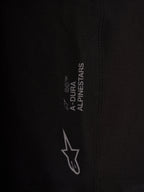 Zwarte A-Dura Ride Liner Shorts, detail van Alpinestars-branding en logo op technische 4-way stretchstof.