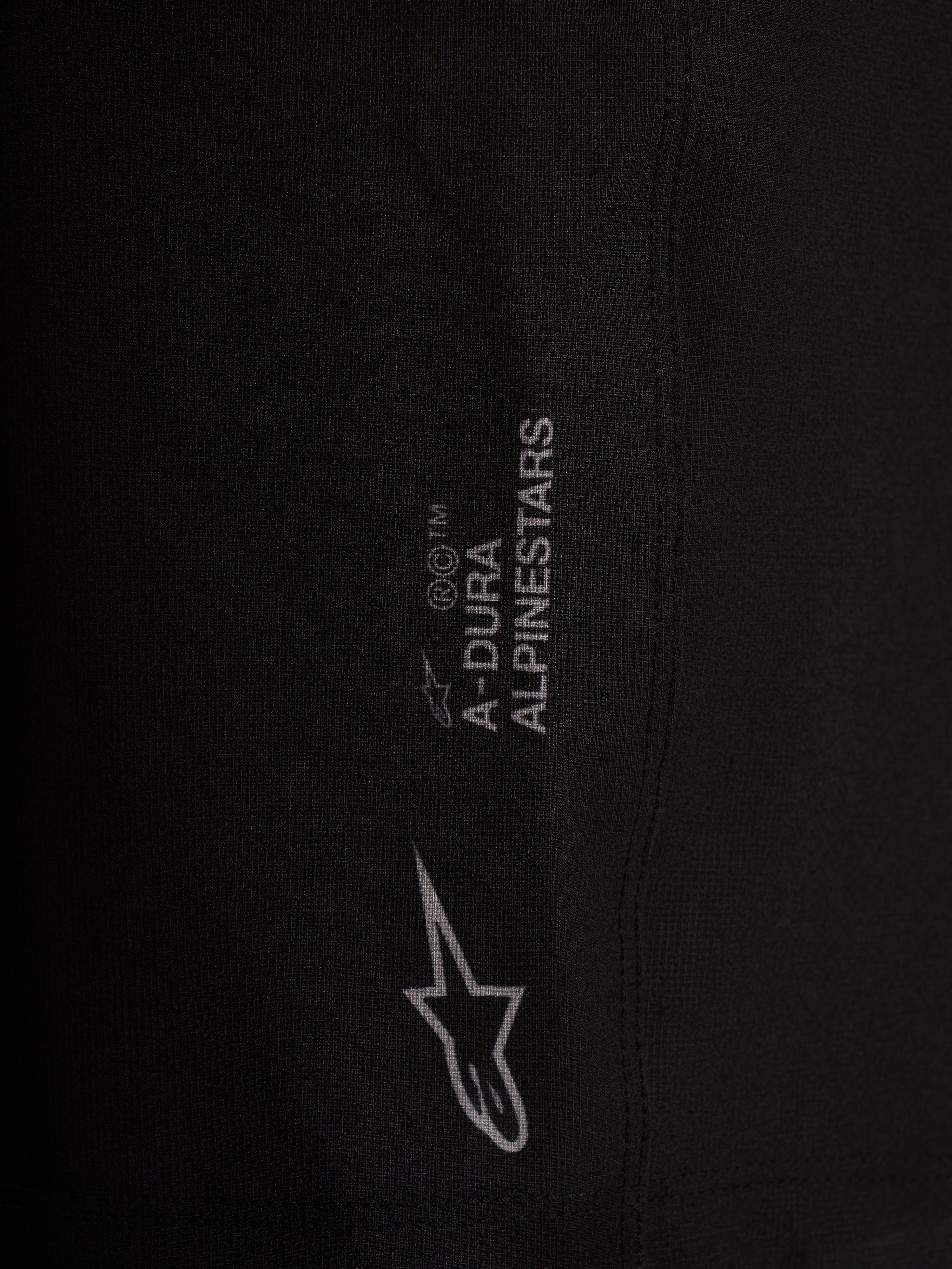 Zwarte A-Dura Ride Liner Shorts, detail van Alpinestars-branding en logo op technische 4-way stretchstof.