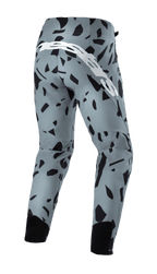 Alpinestars Techstar Envision broek, mountainbikebroek, asblauw met zwart abstract geometrisch patroon, achterkant met groot wit tekstlogo en zwarte mesh kuitpanelen, duurzame off-road fietskleding