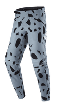 Alpinestars Techstar Envision broek, MTB-broek, asblauw met zwart abstract patroon, voorzien van een ratelsluiting in de taille en zakken met rits, lasergeperforeerde ventilatie voor ademend vermogen, ontworpen voor mountainbiken