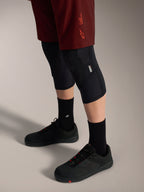 Alpinestars A-Dura Ride Shorts in bordeauxrood, duurzame MTB-shorts met een stretchpasvorm en kenmerkend logo.