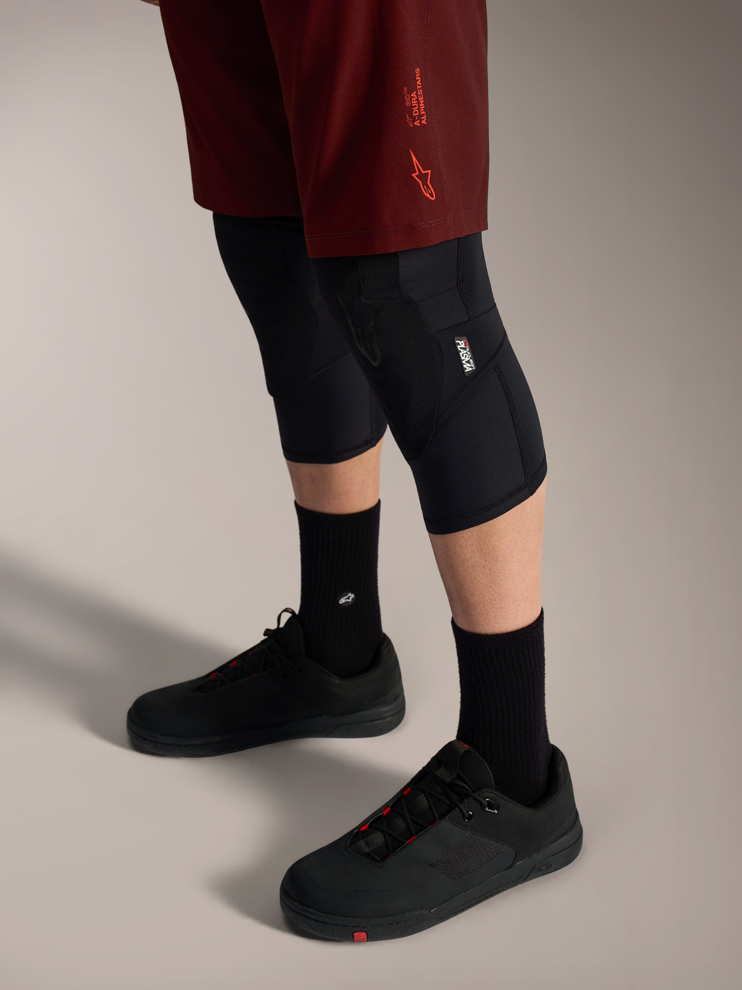 Alpinestars A-Dura Ride Shorts in bordeauxrood, duurzame MTB-shorts met een stretchpasvorm en kenmerkend logo.