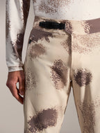 A-Dura Ride shorts in Sand Camo met zwarte ratelsluiting, duurzame mountainbikekleding voor off-road prestaties.