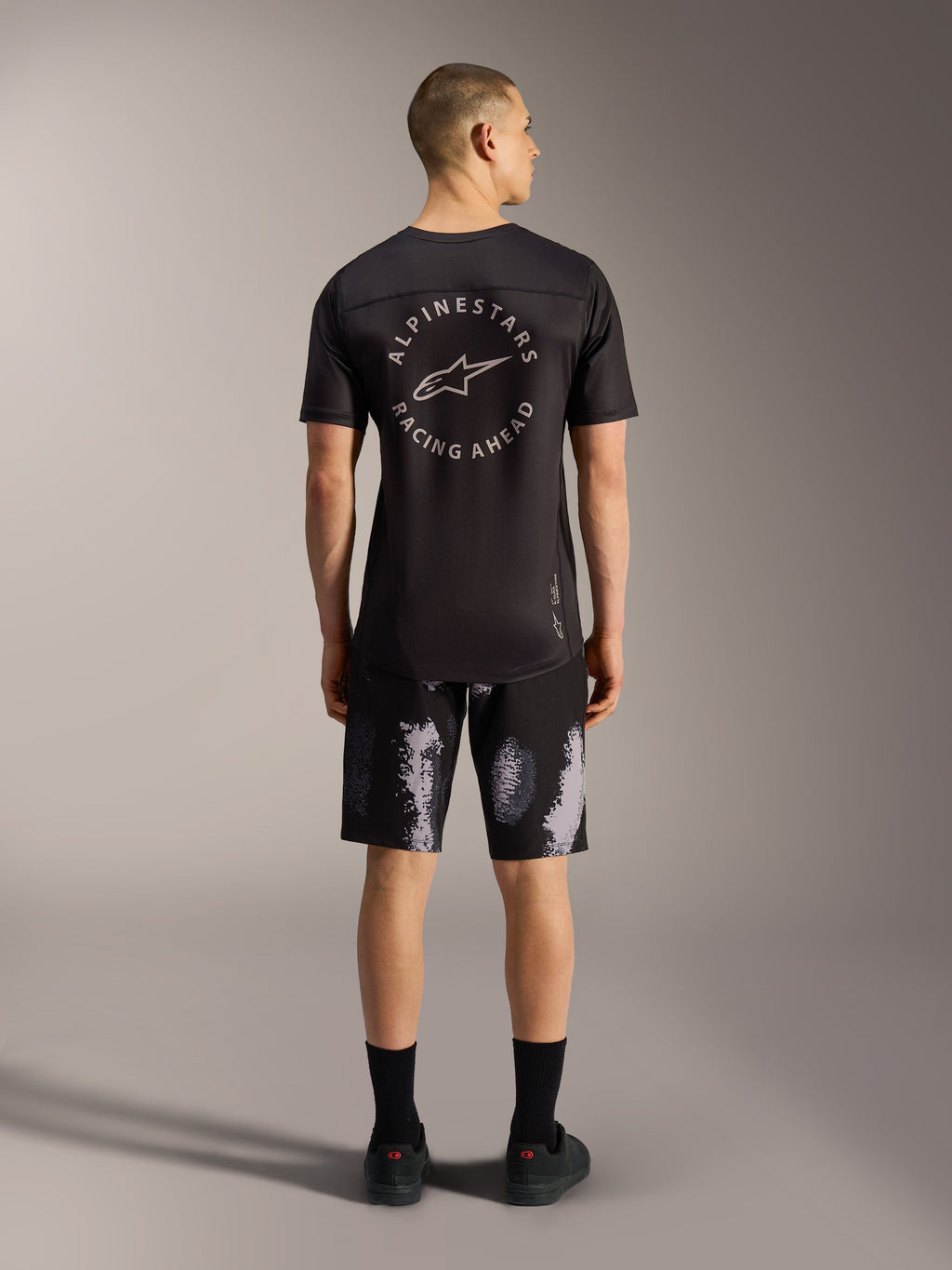 A-Dura Ride MTB-shorts voor heren in Black Camo, duurzame 4-way stretch, achteraanzicht in de studio.