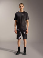 Alpinestars A-Dura Ride shorts in Black Camo, gecombineerd met een zwart performance shirt voor MTB-veelzijdigheid.