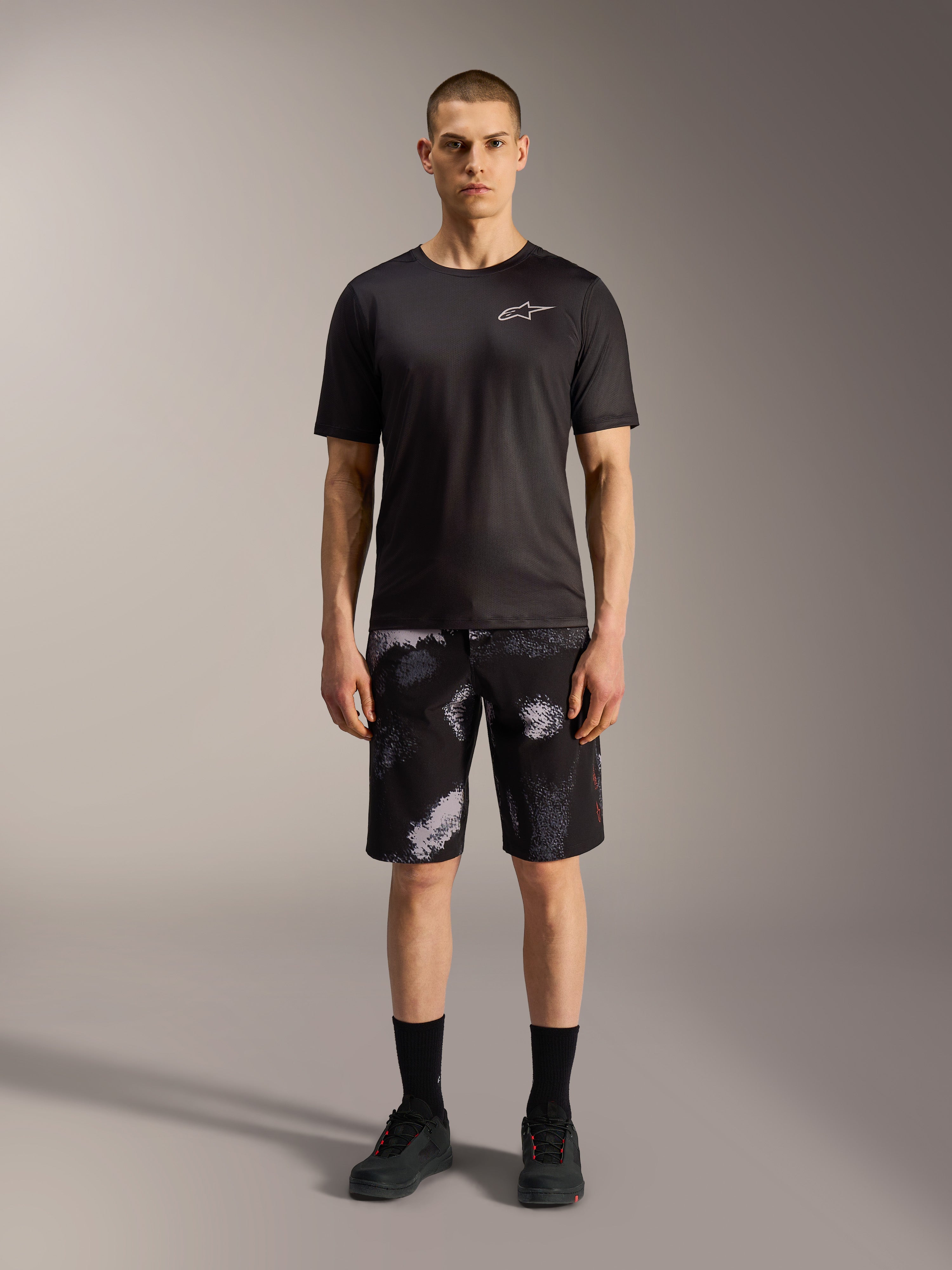 Short Alpinestars A-Dura Ride Black Camo, t-shirt technique noir, tenue de VTT polyvalente et performante.