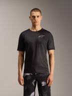 A-Dura Ride Shorts in Black Camo, duurzame MTB-shorts met een robuust patroon, getoond op een model.