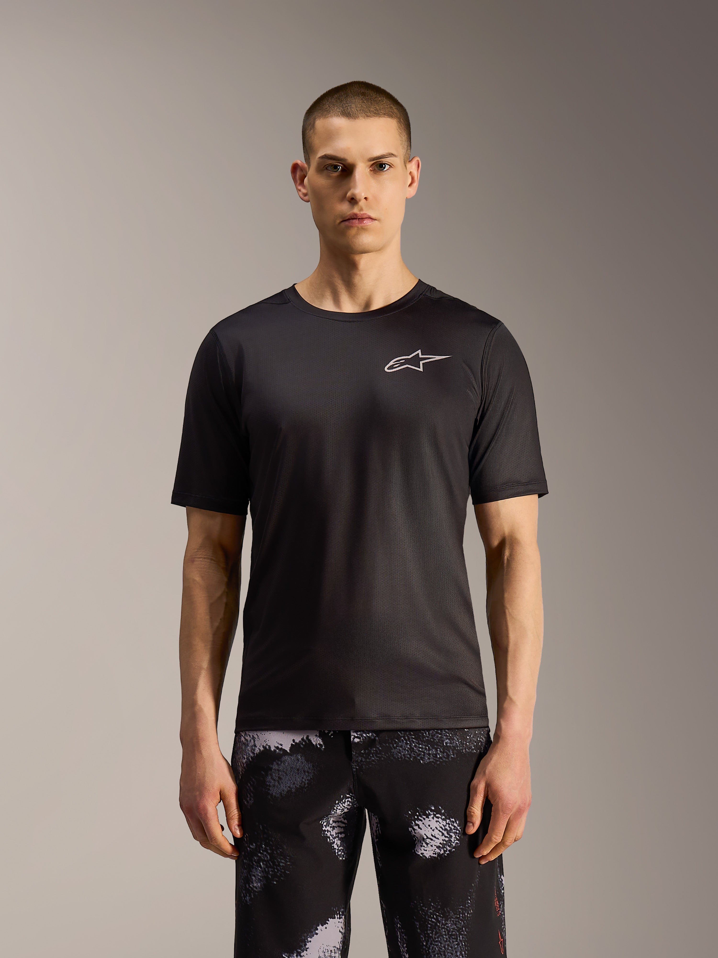 A-Dura Ride Shorts in Black Camo, duurzame MTB-shorts met een robuust patroon, getoond op een model.