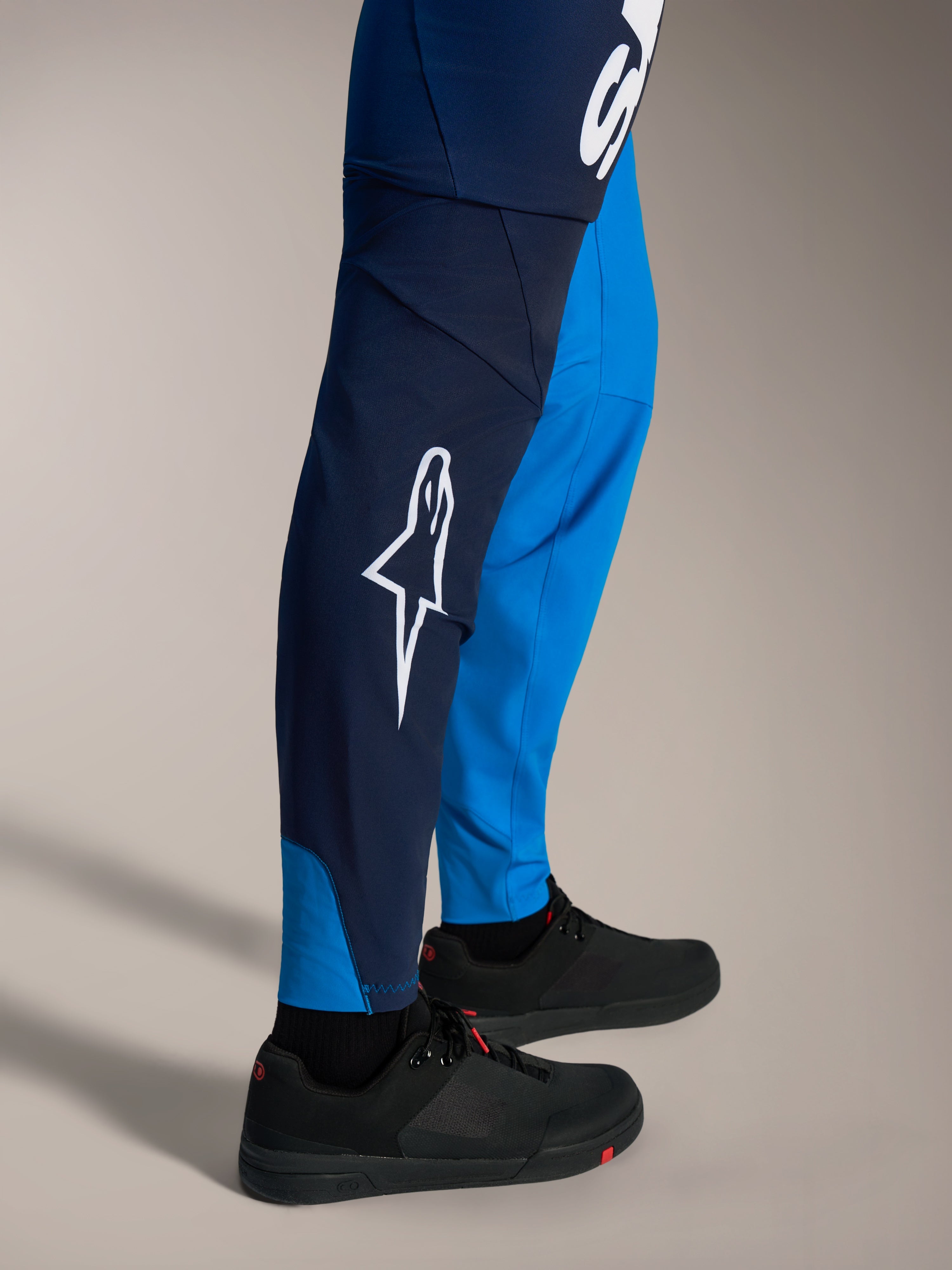 A-Supra Elite MTB-broek in faded bright blue met wit Astars-logo en een nauwsluitende race-pasvorm.