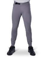 Pantalon Alpinestars A-Aria Elite, pantalon de VTT, gris foncé, doté de perforations laser sur l'intérieur des cuisses pour la ventilation et d'une fermeture par boucle magnétique à la taille, coupe performance avec jambes fuselées, porté avec des chaussures de sport noires