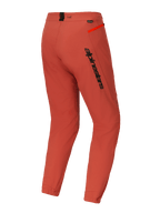 Pantalon Alpinestars A-Dura Elite, pantalon de VTT (MTB), orange foncé, vue de trois-quarts arrière avec logo Alpinestars noir sur la cuisse, détail de fermeture éclair orange vif sur la hanche et chevilles élastiquées, équipement de cyclisme technique haute performance