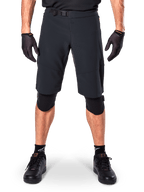 Alpinestars A-Aria Elite Shorts, mountainbike shorts, zwart, gedragen met kniebeschermers en zwarte handschoenen, voorzien van lasergesneden ventilatie en een verstelbare gesp in de taille, prestatiegerichte off-road fietskleding