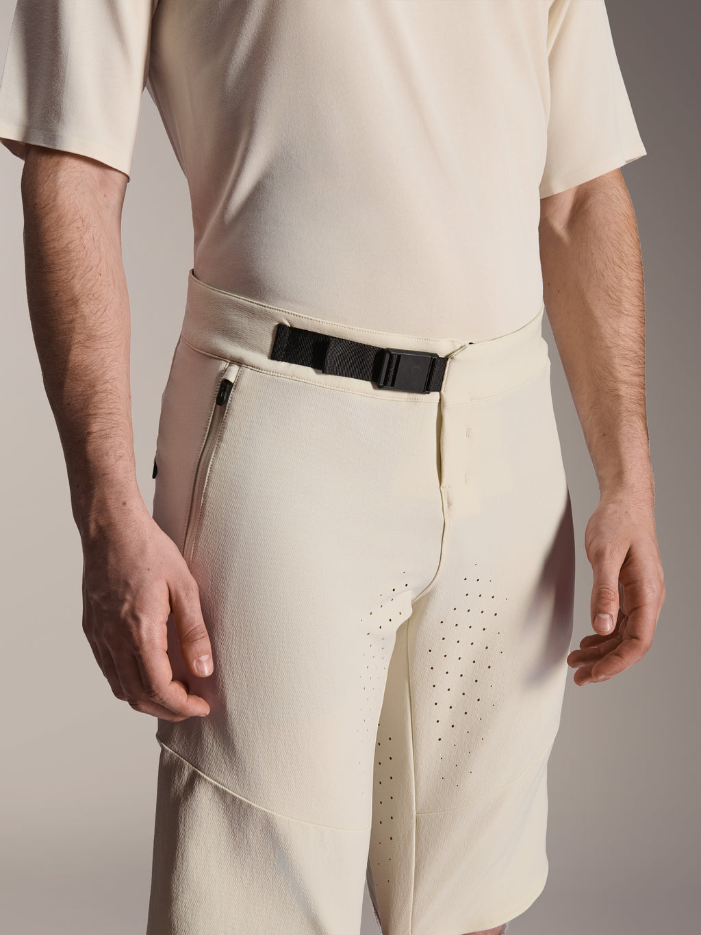 Alpinestars A-Aria Elite Shorts, Mountainbike-Shorts, Ecru, Nahaufnahme mit schwarzem Magnet-Schnallenverschluss, seitlicher Reißverschlusstasche und lasergeschnittener Belüftung, technische Performance-Radsportbekleidung