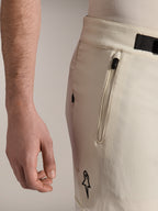 Alpinestars A-Aria Elite Shorts, Mountainbike-Shorts, Ecru, Nahaufnahme der Seitenansicht mit Reißverschlusstasche und Magnetverschluss, Performance-Radbekleidung mit schwarzen Akzenten