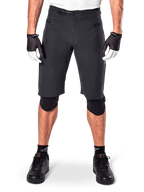 Short Alpinestars A-Aria, short de VTT noir, doté d'une fermeture à rochet à la taille et de poches zippées, porté avec des gants noirs et blancs et des genouillères, équipement technique de cyclisme pour le tout-terrain