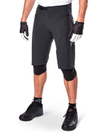 Alpinestars A-Aria Shorts, short de VTT noir, longueur genou avec poches avant zippées et boucle de taille à cliquet réglable, porté avec des genouillères noires, des chaussettes et des gants de cyclisme