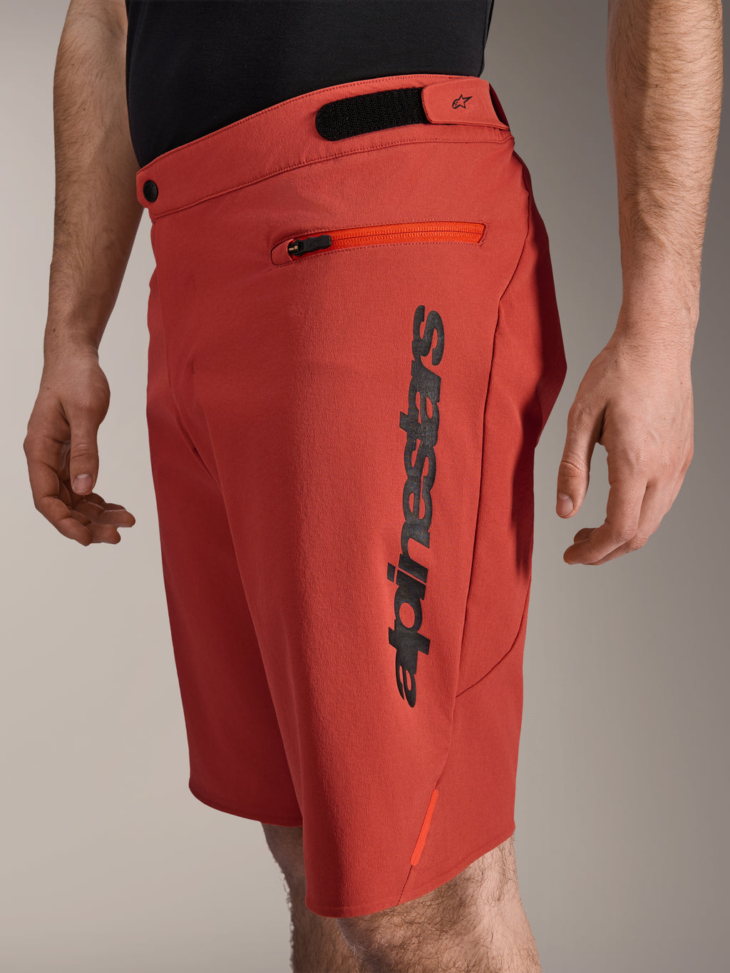 Alpinestars A-Dura Elite Shorts, Mountainbike-Shorts, Dunkelorange, mit einem vertikalen schwarzen Alpinestars-Logo an der Seite, Reißverschlusstasche und Klettverschluss-Taillenversteller, strapazierfähige Offroad-Radbekleidung