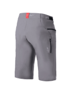 Alpinestars A-Dura Elite Shorts, MTB-Radshorts, Dunkelgrau, Dreiviertel-Rückansicht mit seitlichen Reißverschlusstaschen, Klettverschluss-Taillenversteller und roter Akzentlasche am Bund, strapazierfähiges 4-Wege-Stretch-Cordura-Gewebe, reguläre Passform fürs Mountainbiken
