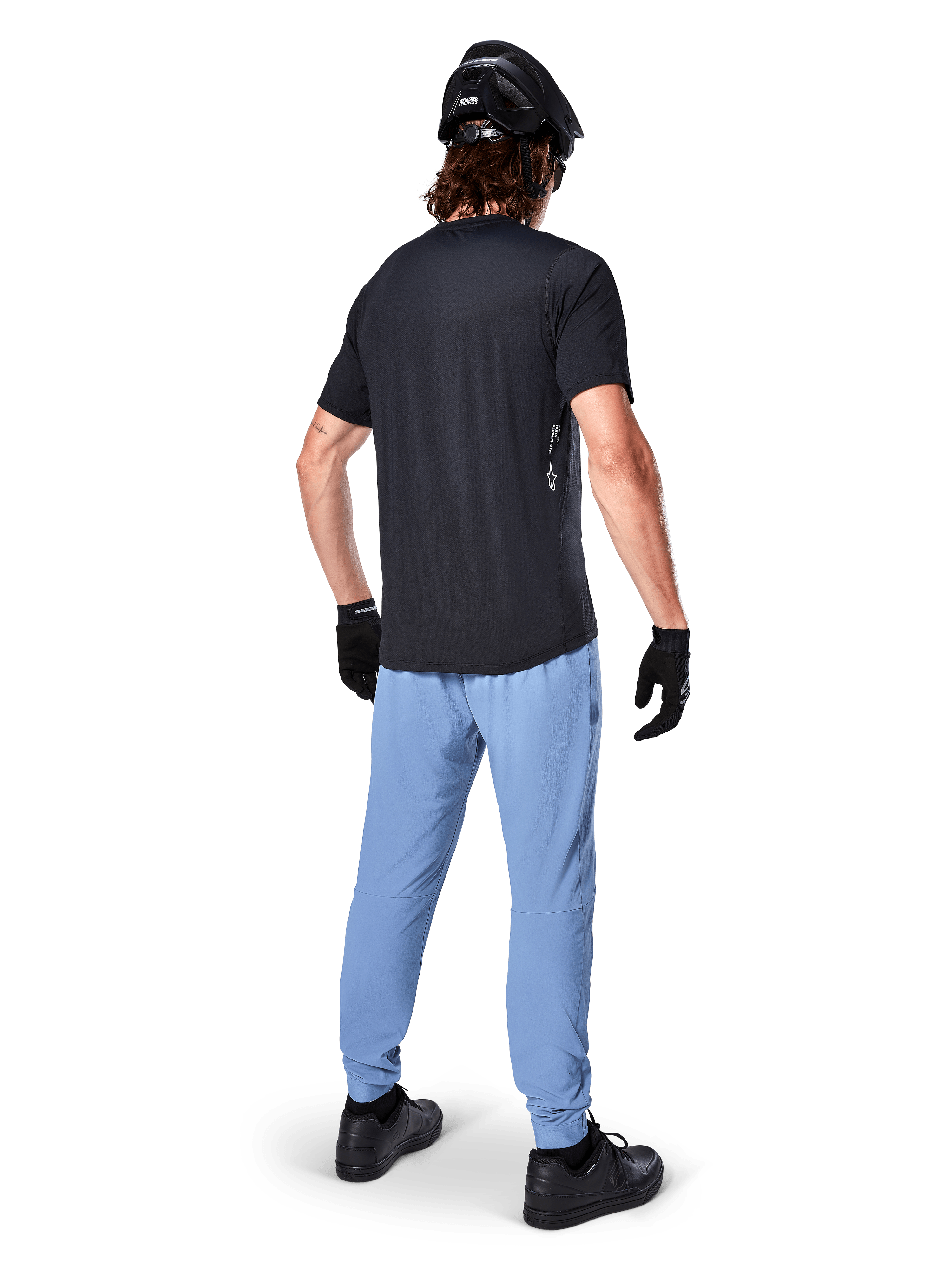 Alpinestars A-Dura broek, MTB-broek, Infinity Blue, achteraanzicht op een model die een zwart T-shirt en een zwarte fietshelm draagt, voorzien van duurzame 2-way stretchstof en elastische boorden, performance uitrusting voor mountainbiken