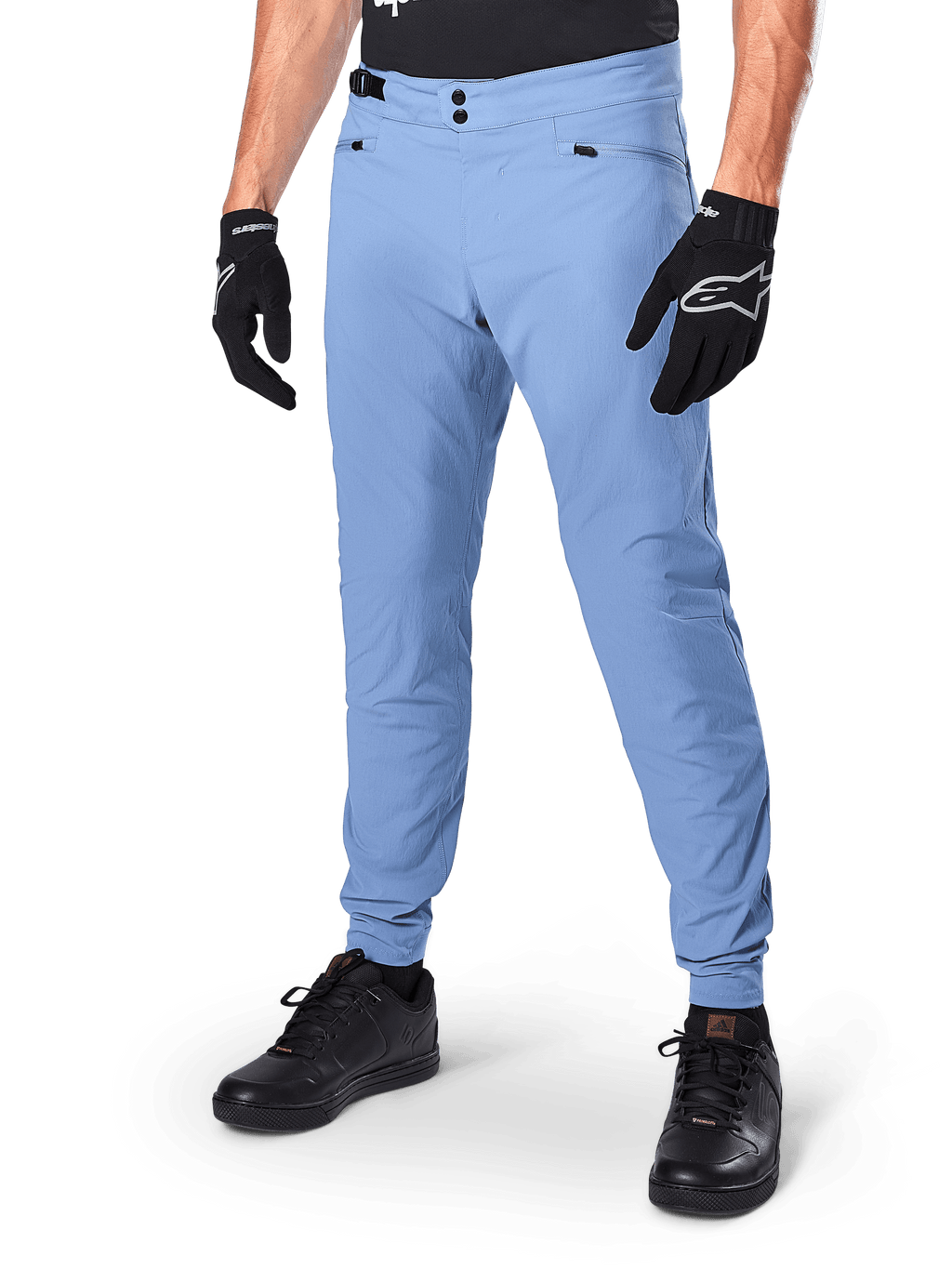 Alpinestars A-Dura broek, Infinity Blue MTB-fietsbroek, voorzien van een dubbele drukknoopsluiting en zakken met ritssluiting, gedragen met zwarte handschoenen en zwarte schoenen, duurzaam 2-way stretch textiel voor off-road ritten