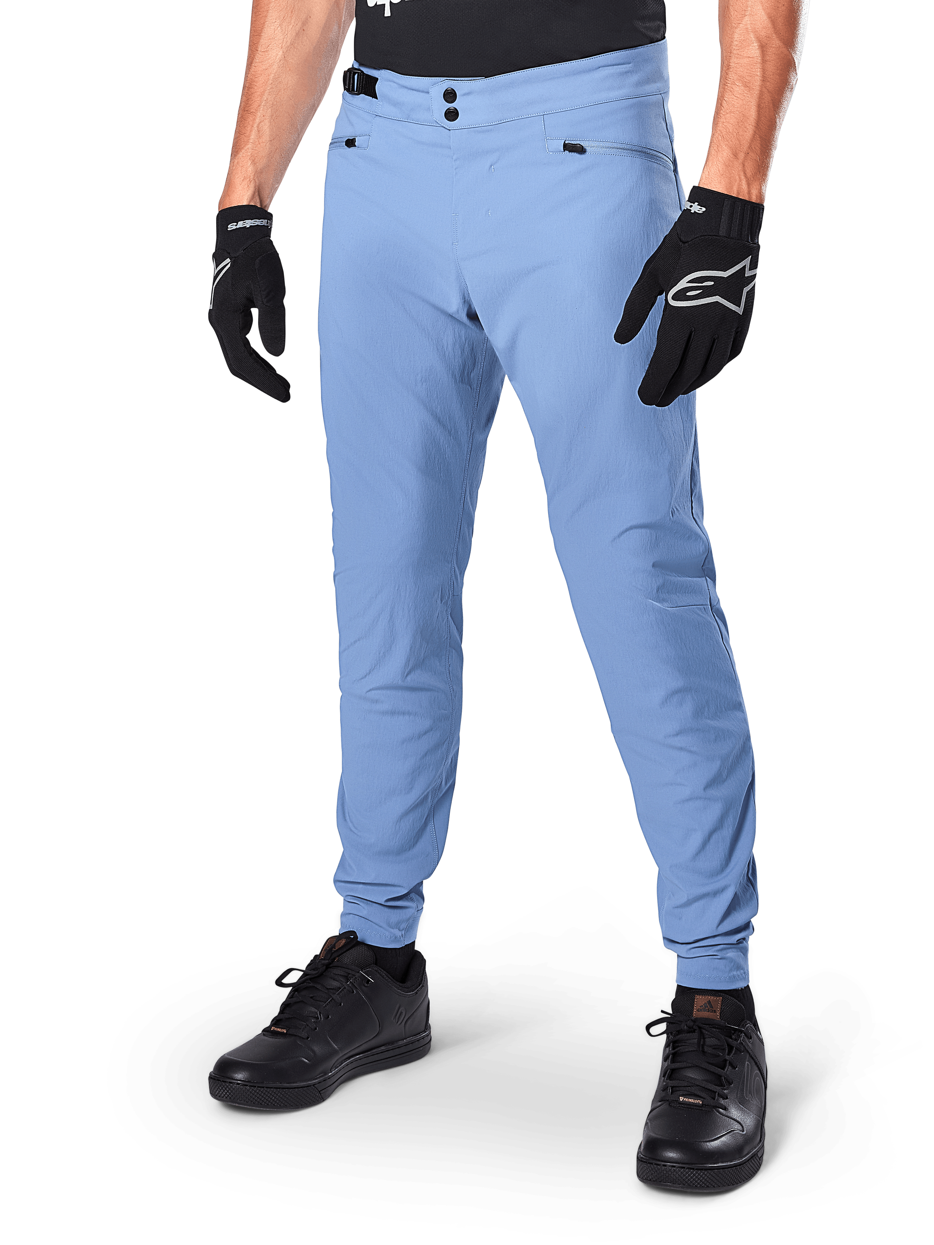 Alpinestars A-Dura broek, Infinity Blue MTB-fietsbroek, voorzien van een dubbele drukknoopsluiting en zakken met ritssluiting, gedragen met zwarte handschoenen en zwarte schoenen, duurzaam 2-way stretch textiel voor off-road ritten