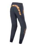 Pantalon de course Alpinestars A-Supra, pantalon de cyclisme VTT, noir avec motifs orange, vue arrière présentant un grand lettrage Alpinestars sur l'empiècement arrière, poche latérale zippée et coupe performance ajustée avec panneaux en maille aux chevilles.