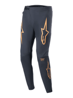 Alpinestars A-Supra Race Pants, pantalon de course VTT, noir avec logos d'étoiles orange proéminents sur les cuisses, doté d'une fermeture à rochet à l'avant, de ventilations perforées au laser et d'une coupe athlétique fuselée.