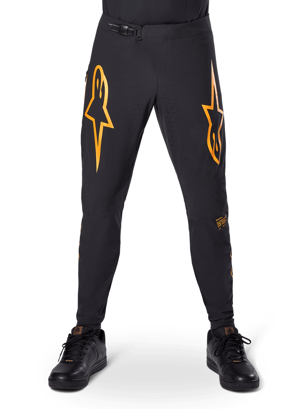 Pantalon de course Alpinestars A-Supra, pantalon de cyclisme VTT, noir avec logos orange vifs, doté d'une fermeture à rochet à la taille et d'une ventilation perforée au laser, coupe performance conçue pour la course de VTT tout-terrain