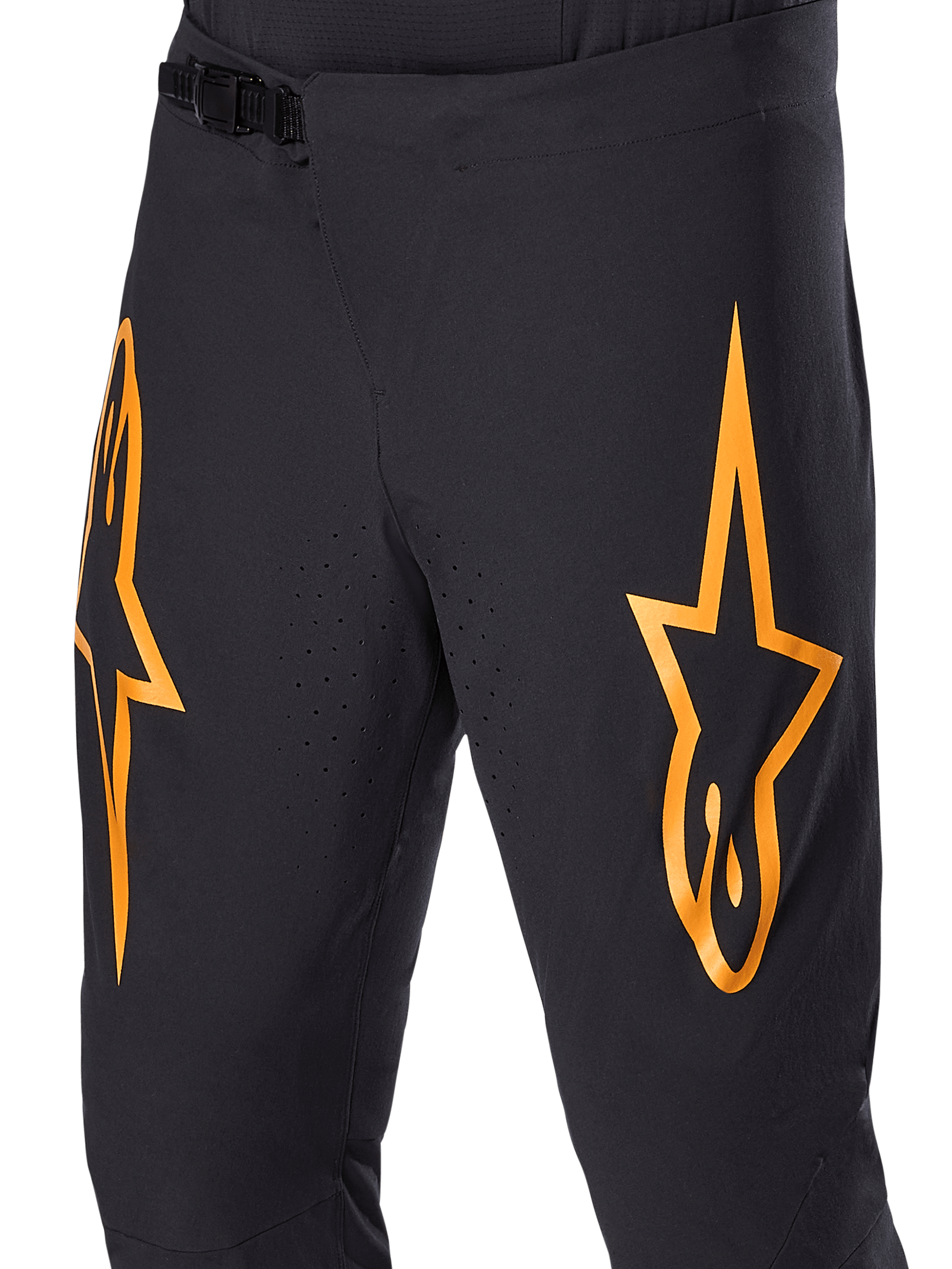 Pantalon Alpinestars A-Supra Race, pantalon de VTT noir avec grands logos étoiles orange, doté d'une fermeture à rochet à l'avant et de trous de ventilation perforés au laser, design technique axé sur la performance.
