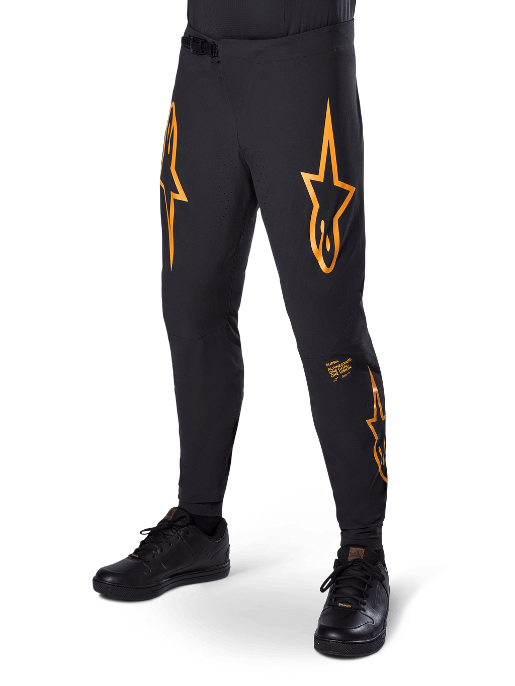 Alpinestars A-Supra Race Pants, noir avec motifs étoile orange, pantalon de course VTT doté de ventilations perforées au laser et d'une fermeture à rochet à la taille, coupe performance ajustée pour le cyclisme tout-terrain