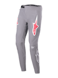 Pantalon Alpinestars A-Supra Race, pantalon de course VTT, gris foncé, avec logos étoiles rouges et blancs sur les cuisses, perforations de ventilation au laser, fermeture à rochet noire à la taille, coupe ajustée performance pour le VTT
