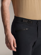 Shorts Alpinestars A-Dura, shorts de VTT noirs, vue rapprochée montrant une poche zippée et une sangle de serrage latérale réglable, double fermeture à pression, tissu durable pour le VTT