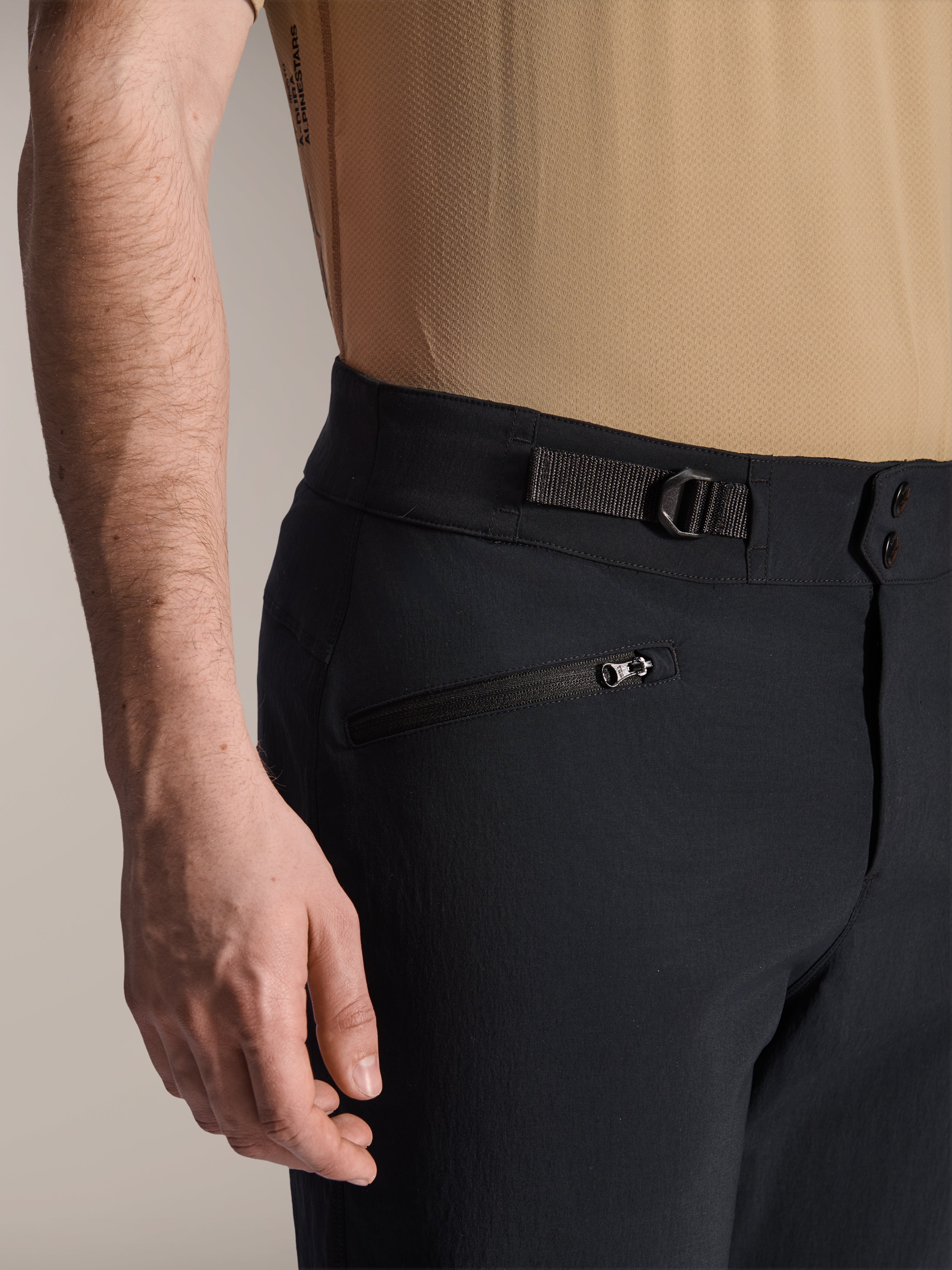 Shorts Alpinestars A-Dura, shorts de VTT noirs, vue rapprochée montrant une poche zippée et une sangle de serrage latérale réglable, double fermeture à pression, tissu durable pour le VTT