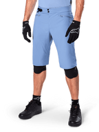 Alpinestars A-Dura Shorts, Bleu Infinity, shorts de VTT, avec poches zippées et double fermeture à pression, portés avec des gants et des genouillères noirs, tissu extensible 2 voies durable pour le VTT