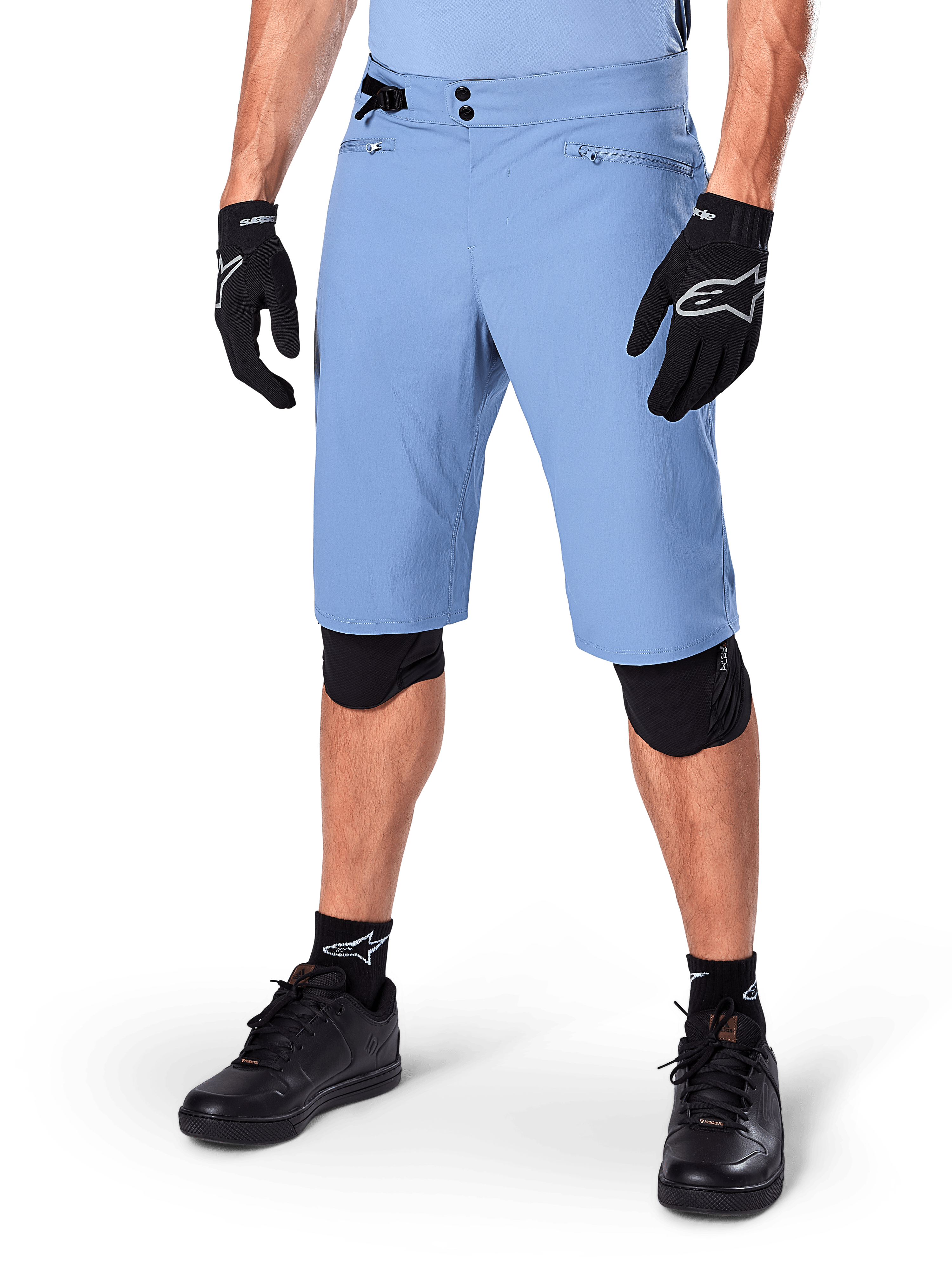 Alpinestars A-Dura Shorts, Bleu Infinity, shorts de VTT, avec poches zippées et double fermeture à pression, portés avec des gants et des genouillères noirs, tissu extensible 2 voies durable pour le VTT