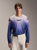 Maillot Alpinestars A-Aria Polartec Maker Elite, maillot de VTT à manches longues, bleu Baja avec dégradé du blanc vers le bleu, porté par un mannequin avec un pantalon blanc, logo bleu foncé sur la poitrine et perforations laser sur les manches, vêtement de performance pour le VTT