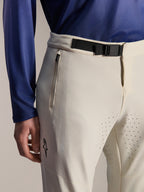 Pantalon Alpinestars A-Aria Elite, pantalon de VTT, écru, gros plan présentant une boucle magnétique noire à la taille, une poche zippée et des perforations laser pour la ventilation, équipement de cyclisme tout-terrain haute performance