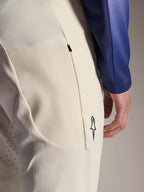 Pantalon Alpinestars A-Aria Elite, pantalon de performance blanc cassé Écru, vue rapprochée de la poche latérale zippée et des perforations laser pour la ventilation, détail du logo minimaliste, tissu haute extensibilité pour le VTT