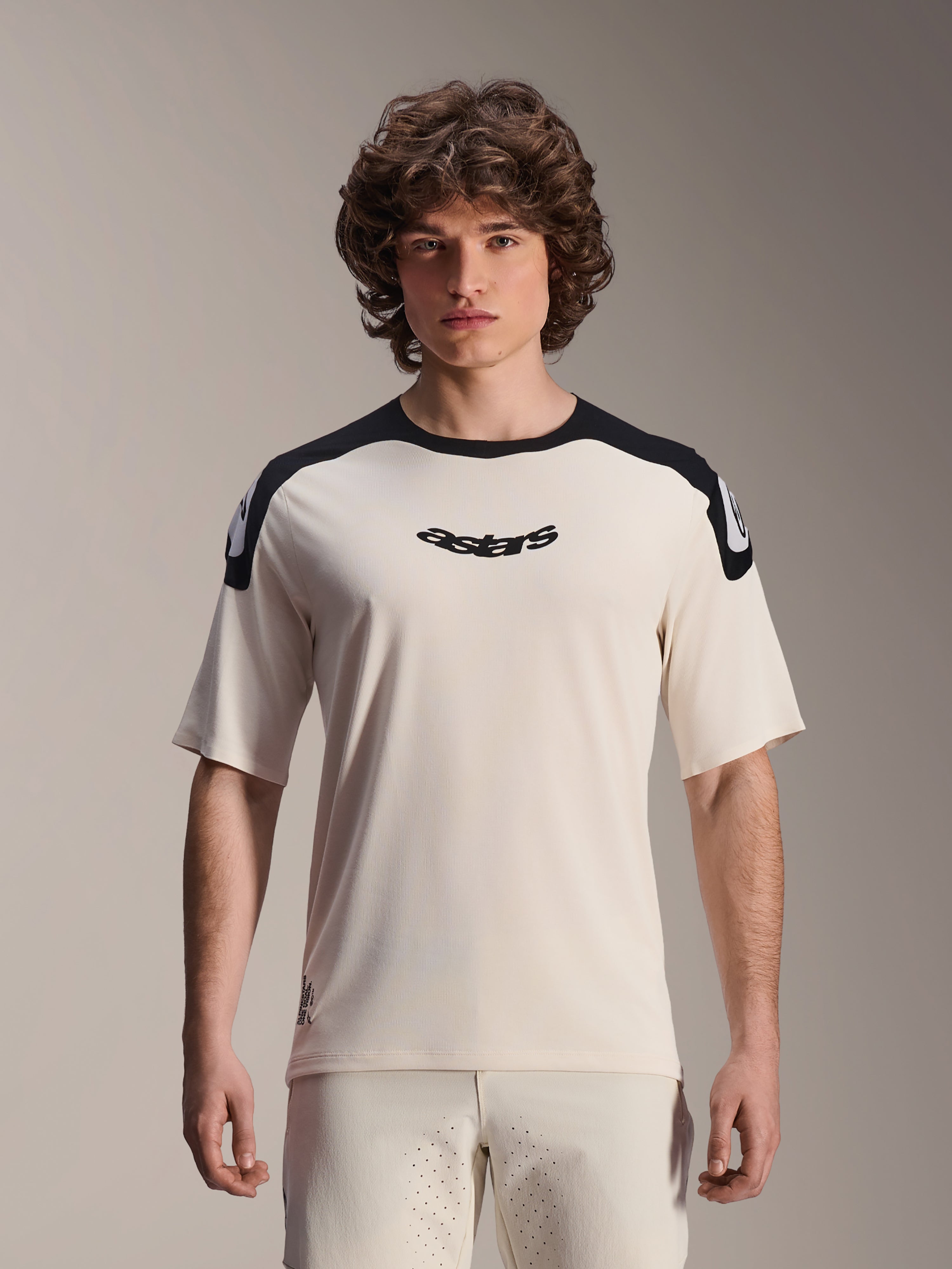 Alpinestars A-Aria Polartec Elite Jersey, mountainbike-shirt met korte mouwen, ecru met zwarte schouderpanelen, zwart astars-logo op de borst, performance fit MTB-kleding