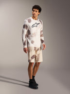 A-Dura Ride LS Jersey en Sand Camo short, MTB-performance kleding met opvallend borstlogo en technische pasvorm.