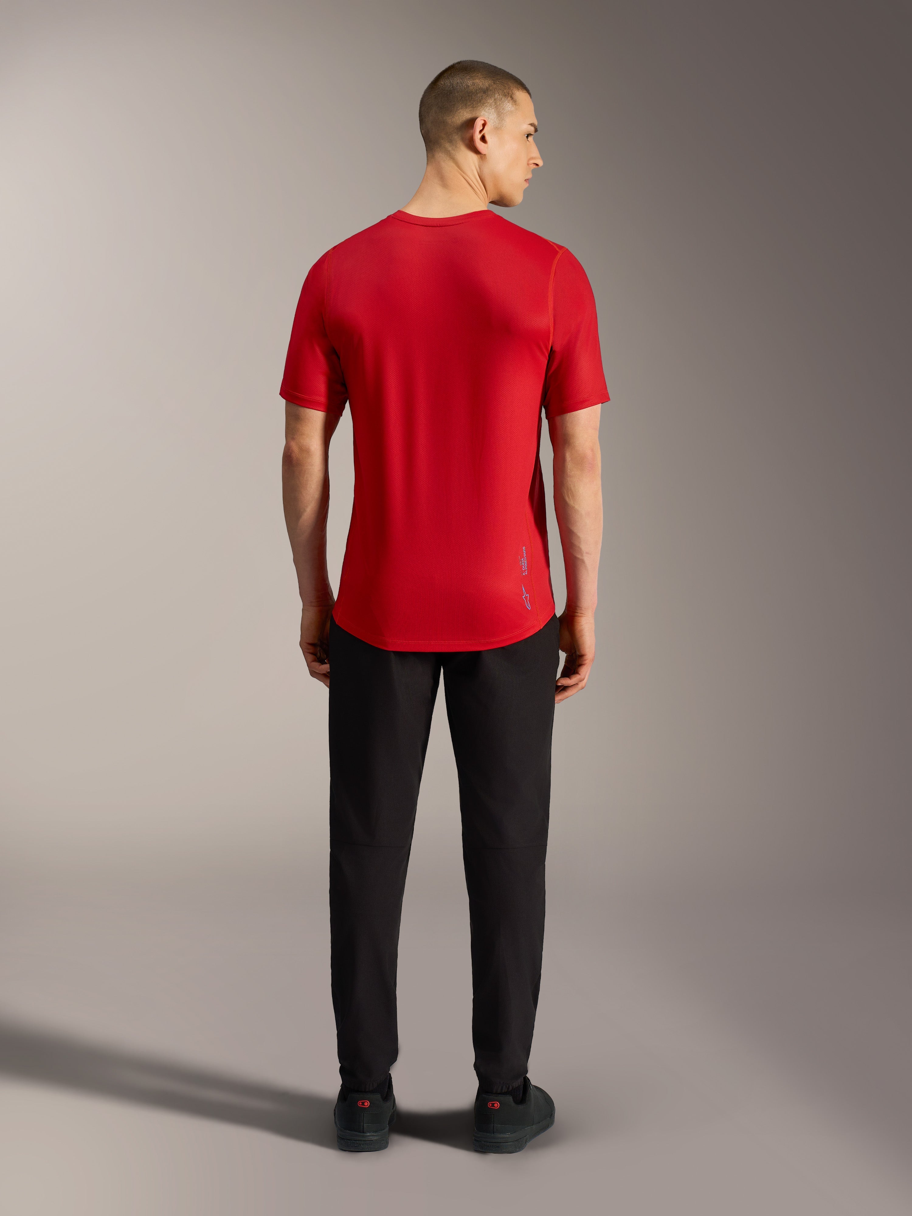 Maillot A-Dura Ride rouge à manches courtes, vue de dos, avec ourlet arrière allongé et tissu technique pour le VTT.