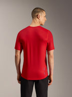 Maillot VTT A-Dura Ride rouge, vue de dos avec tissu jacquard, ourlet arrière allongé et marquage logo discret.