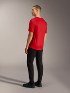 Maillot A-Dura Ride rouge à manches courtes, vue de dos montrant l'ourlet arrière allongé et le tissu stretch VTT.