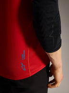 Détail du maillot A-Dura Ride Alpinestars rouge avec logos bleus, tissu technique performant pour le VTT.