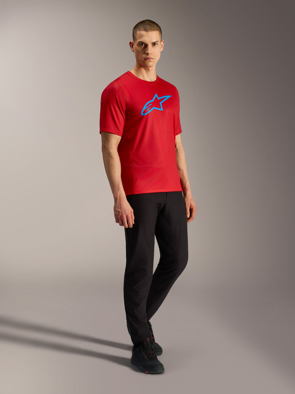 Maillot A-Dura Ride rouge à manches courtes avec logo Astars bleu, tissu jacquard léger, performance VTT.